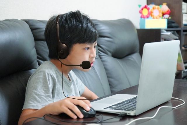 イメージ画像:ヘッドセットをつけてオンラインで勉強する子ども