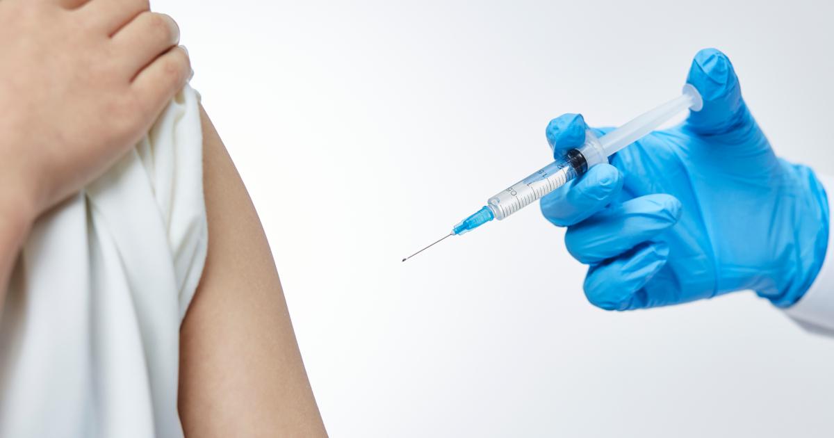 イメージ画像:ワクチンを左腕に注射している
