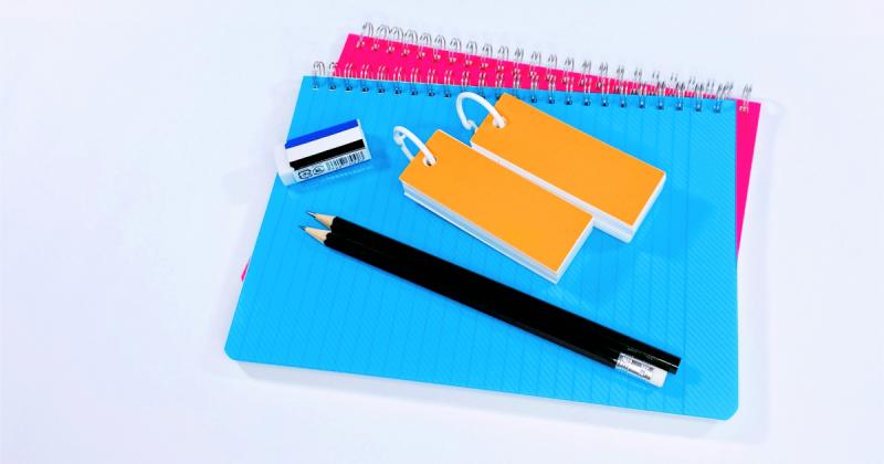 イメージ画像:ノートの上に鉛筆と消しゴム